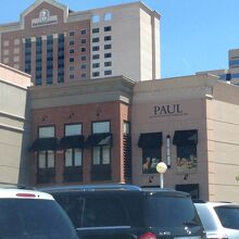 リッツカールトンと同じ敷地にあります。