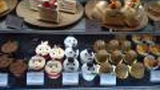 2にはユニクロがドーンとはいっていますが、地下は食品フロア