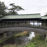 神様の通る屋根付き木造の橋