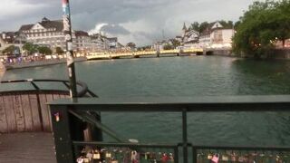 グロスミュンスターの対岸に尖塔のように尖った緑の美しい塔の教会です