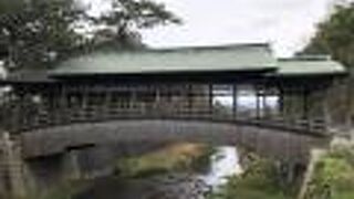 神様の通る屋根付き木造の橋