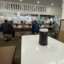 カウンターとテーブル席