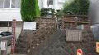 繁華街の通り沿いに置かれた墓所