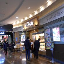 店の外観です。今日は２組待ちでした。