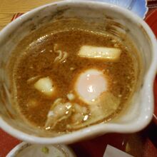 途中で温玉を追加しました。汁との相性がいいです。