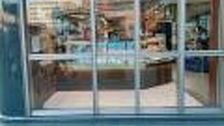 駅前でパンを買う