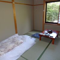 お部屋はシンプルな和室。
