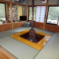 談話室。囲炉裏端でほっこりできます。