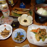 桧枝岐の山の幸が並ぶ夕食。