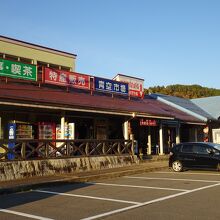 建物外観　駐車場はがら空き