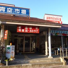 色々なお店があるも人は少ない