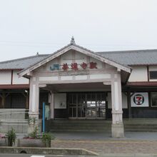 駅舎よりセブンイレブンが目立つ