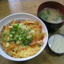 オーダーした親子丼（550円；味噌汁＆漬物付き）の様子