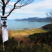 麓の城館跡と頂上からの眺望が素晴らしい。