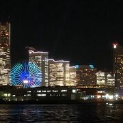 工場夜景を船の上から見れます