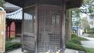 都内で最も古い部類の石灯籠のようです。