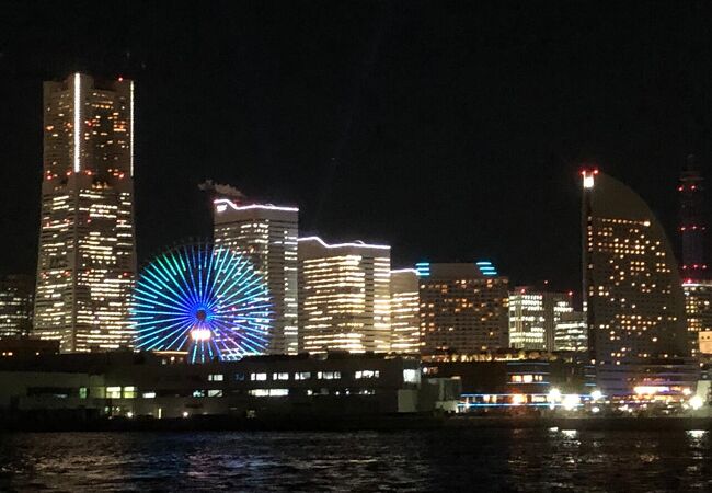 工場夜景を船の上から見れます