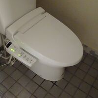 トイレは共同。温水洗浄便座です