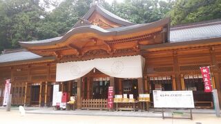 駅近くにある大きな神社