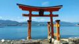 海に向かって立つ鳥居が特徴的