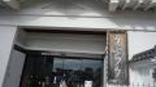 お城の形をした店舗