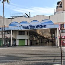 日曜日はシャッターが閉まった店が多い