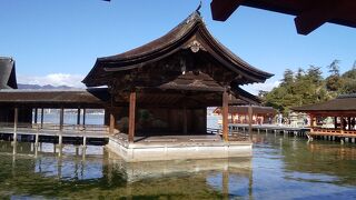 海の上の能舞台