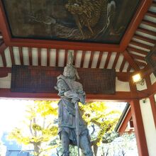 凛々しい御姿の龍神像と龍