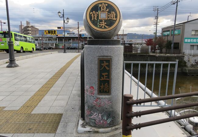 観音寺駅の橋を渡ったところにあり