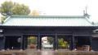 杏壇門は黒い重厚感があり、門と言うより大きな建物です。