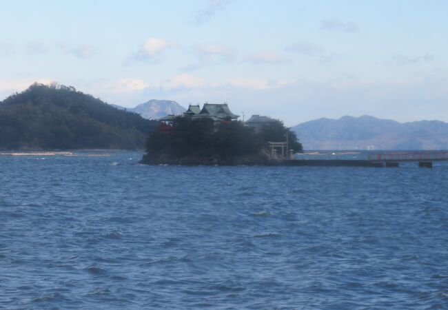 島にある小さな神社