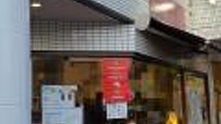 カフェスペースは駅の近くで