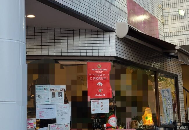 カフェスペースは駅の近くで