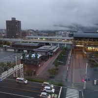 部屋からは駅や志士像が良く見える