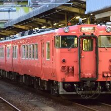 米子駅に停車する普通列車