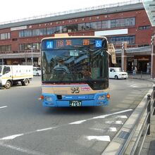 箕面駅前で、阪急バス。