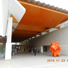 入り口の鮮やかなオレンジの天井