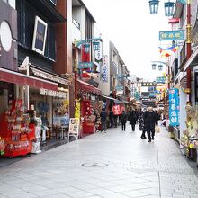 大門近くには達磨屋さんが多いです！