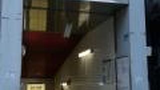 地上までが長いです