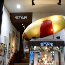 巨大なオムライスが目を引きます。