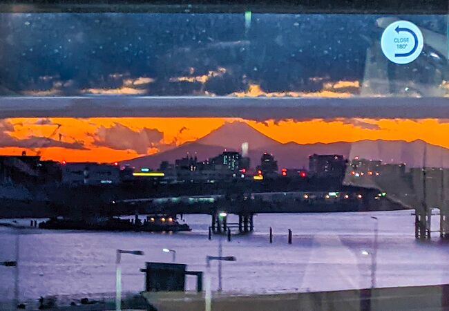 羽田空港第3ターミナル駅前後から富士山が見えます！