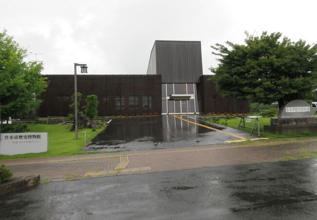 佐沼城跡に建つ