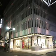 商店街のアーケードからちょっと引っ込んだところに