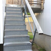 10段ほど階段を登ります