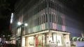 商店街のアーケードからちょっと引っ込んだところに