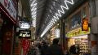 細いアーケード。