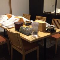 朝食はレストランで