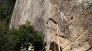 大きな岩が御神体