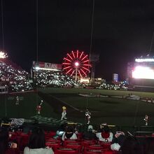 試合終了後に花火ショーが行われます。