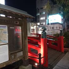 赤い橋はモニュメント